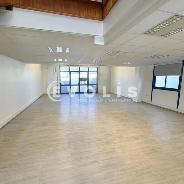 Local d'activités dans Croissy-Beaubourg à vendre - Photo intérieure – Image 2 sur 6