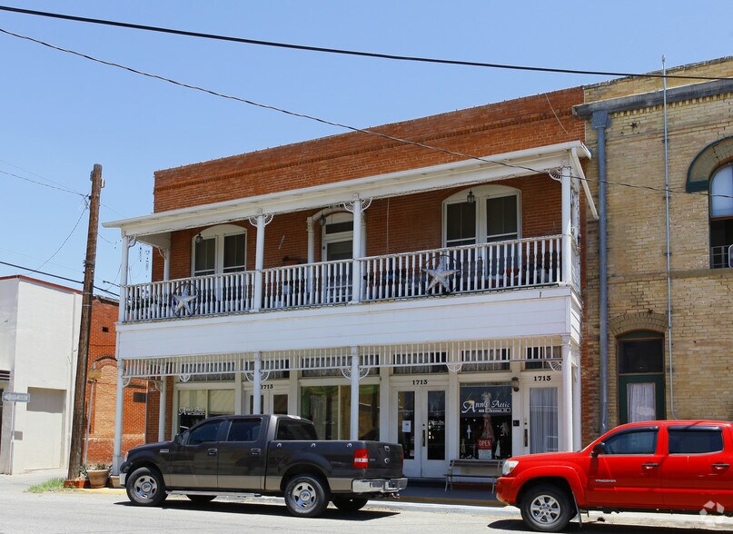 1713 Avenue M, Hondo, TX à vendre - Photo de l’immeuble – Image 2 sur 2