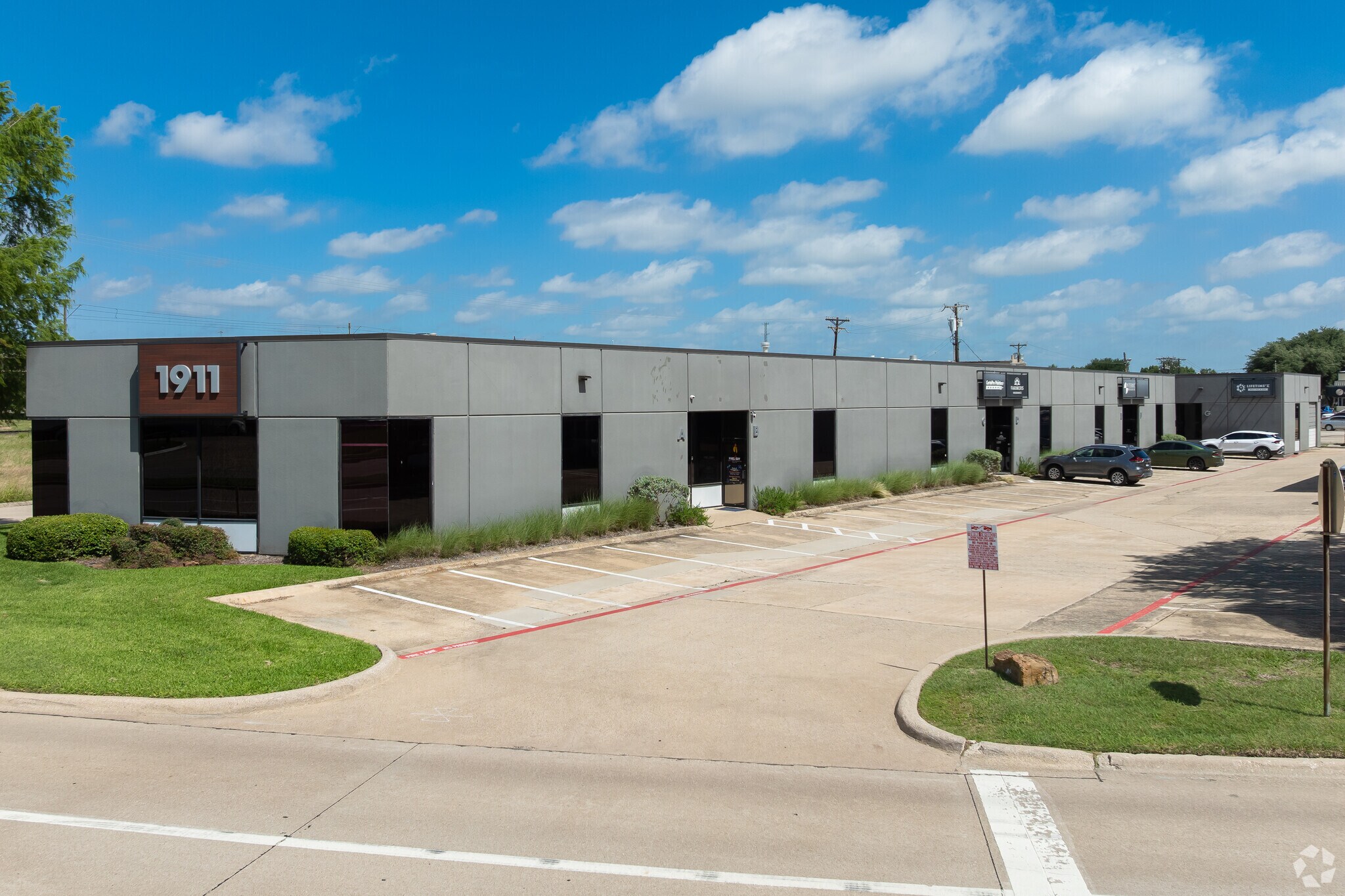1911 Old Denton Rd, Carrollton, TX à louer Photo de l’immeuble– Image 1 sur 5