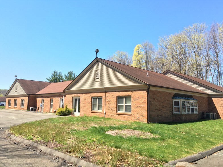 98 S Turnpike Rd, Wallingford, CT à louer - Photo de l’immeuble – Image 1 sur 8