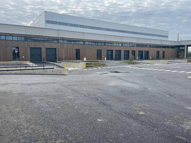 Local d’activités dans Tremblay-en-France à louer - Photo de l’immeuble – Image 1 sur 5