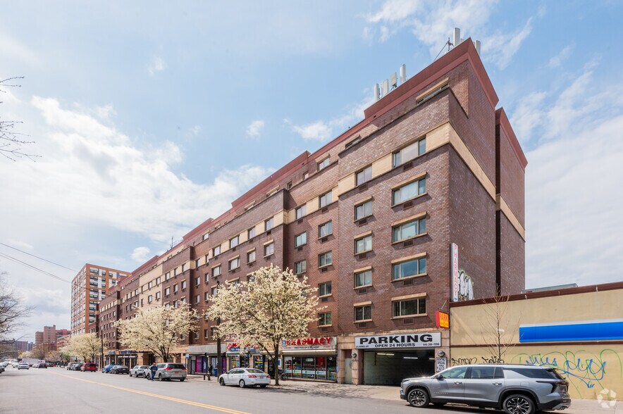 675 Morris Ave, Bronx, NY à vendre - Photo de l’immeuble – Image 3 sur 7