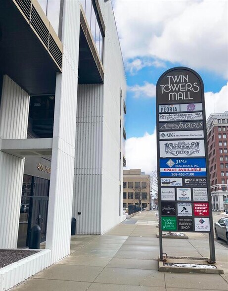 456 Fulton St, Peoria, IL à vendre - Photo de l’immeuble – Image 2 sur 33
