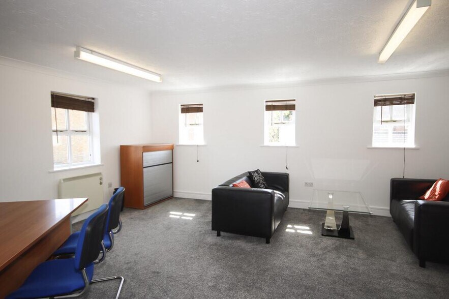 15 Colson Dr, Sittingbourne à louer - Photo de l’immeuble – Image 2 sur 18