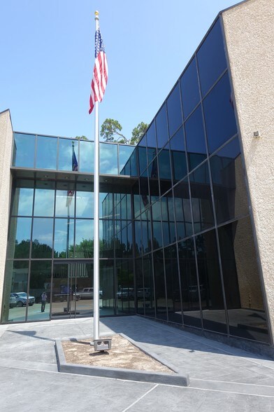 2218 Northpark Dr, Kingwood, TX à louer - Photo de l’immeuble – Image 2 sur 10