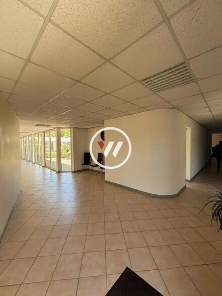 Bureau dans Les Pennes-Mirabeau à louer - Photo de l’immeuble – Image 1 sur 9
