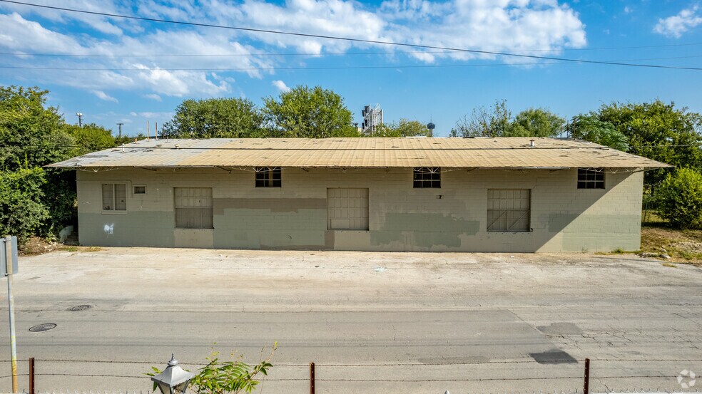 601 Lone Star Blvd, San Antonio, TX à louer - Photo de l’immeuble – Image 3 sur 10