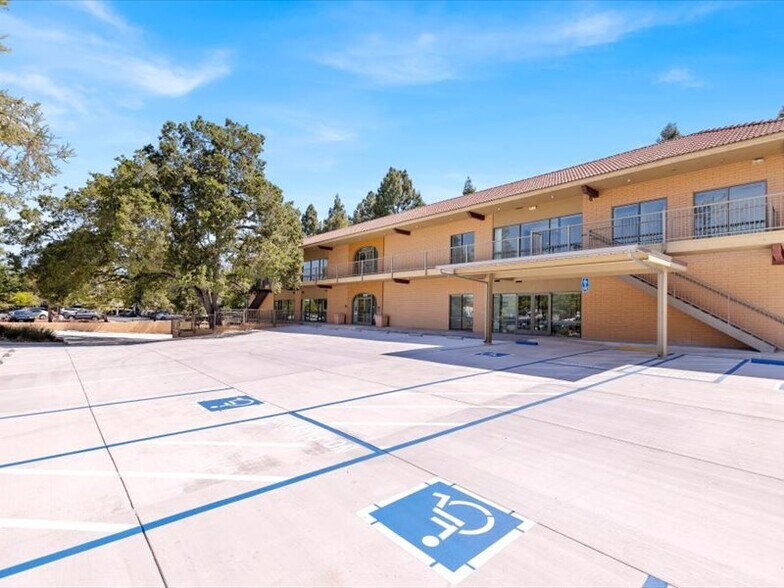 10275 N De Anza Blvd, Cupertino, CA à louer - Photo de l’immeuble – Image 2 sur 43