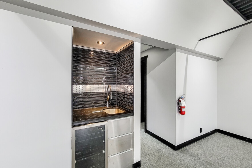 1070 Heritage Rd, Burlington, ON à louer - Photo de l’immeuble – Image 3 sur 8