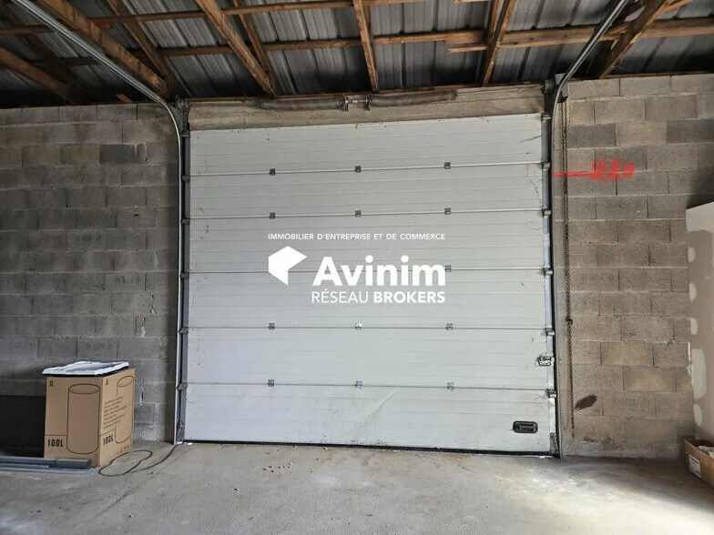 Industriel/Logistique dans Saint-Just à louer - Photo de l’immeuble – Image 2 sur 5