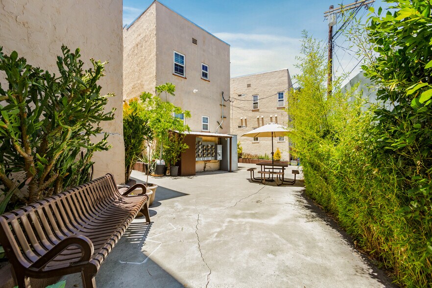 5320 W Olympic Blvd, Los Angeles, CA à vendre - Photo de l’immeuble – Image 3 sur 9