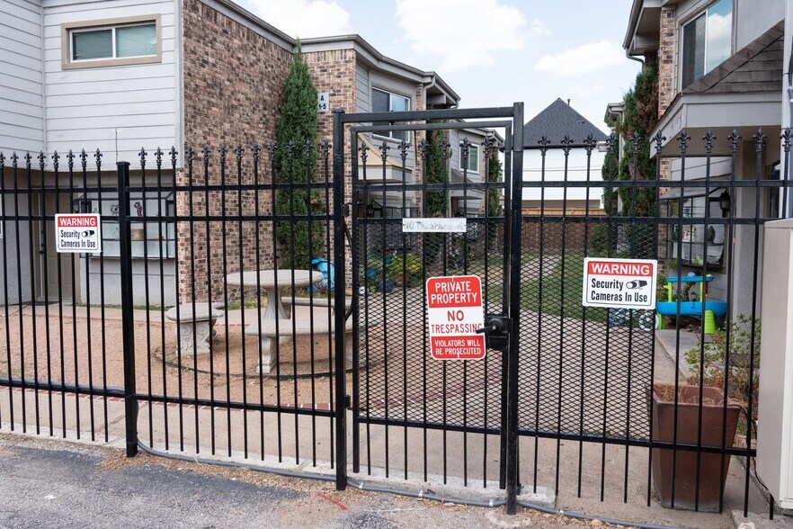 1518 Wirt Rd, Houston, TX à vendre - Photo de l’immeuble – Image 2 sur 8