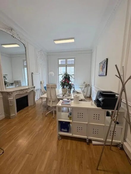 57 Rue Pierre Charron, Paris à louer - Photo de l’immeuble – Image 2 sur 11