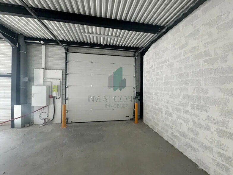 Local d’activités dans Le Thillay à louer - Photo de l’immeuble – Image 3 sur 7