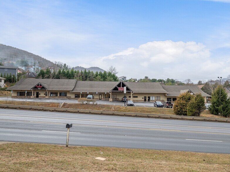 876 New Leicester Hwy, Asheville, NC à louer - Photo de l’immeuble – Image 1 sur 5