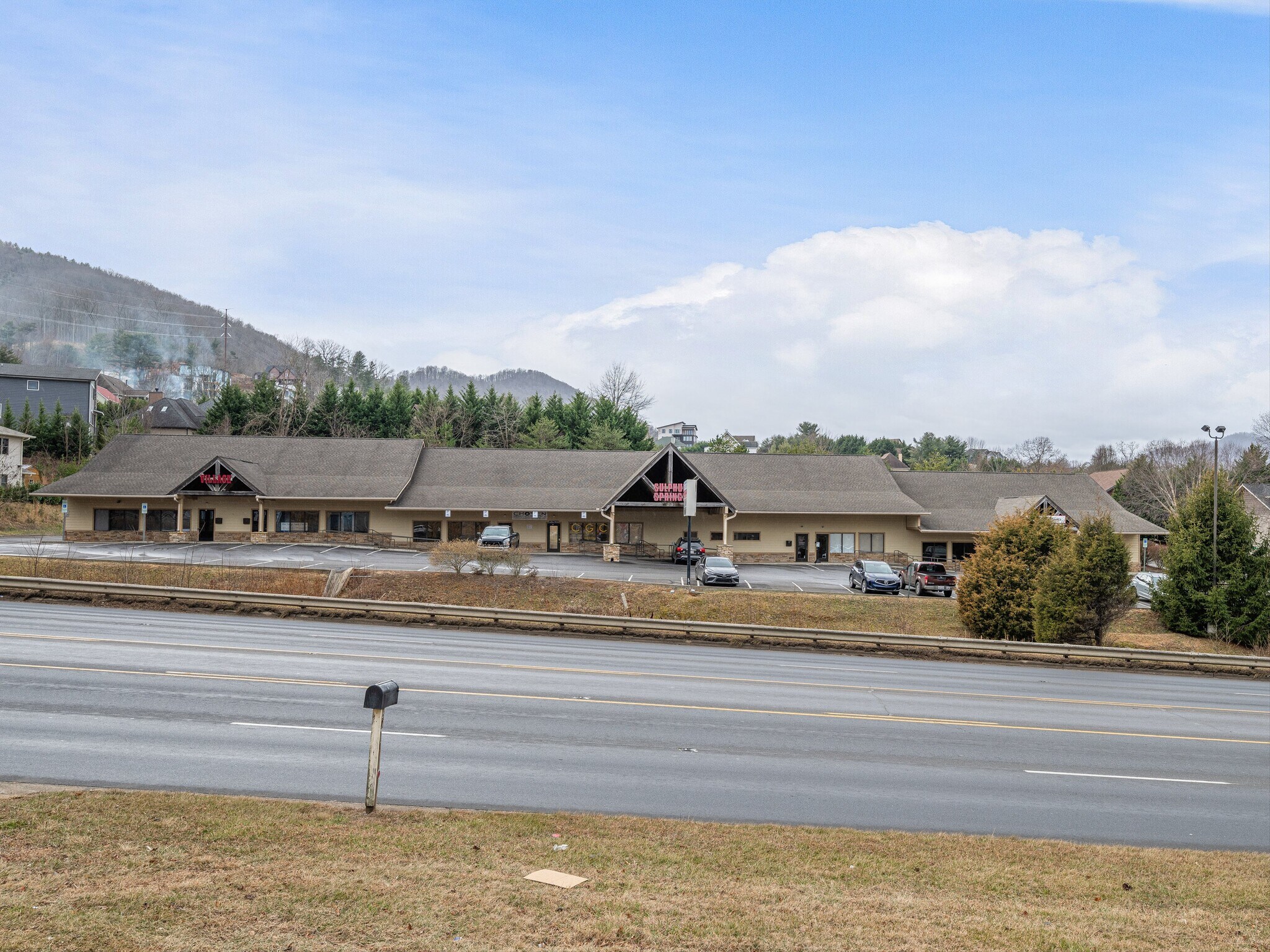 876 New Leicester Hwy, Asheville, NC à louer Photo de l’immeuble– Image 1 sur 6