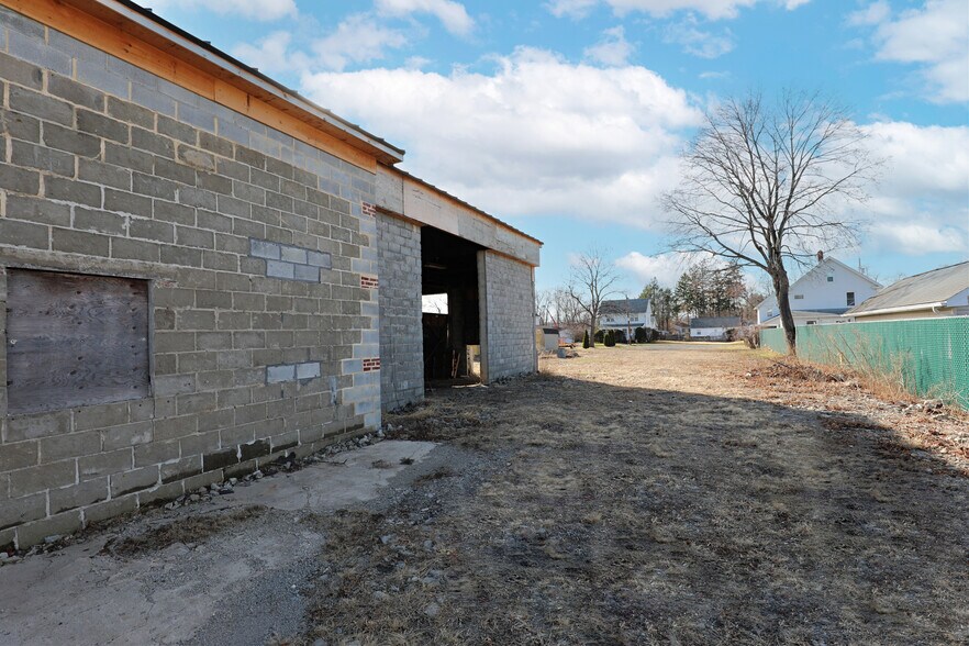 593 Ulster Ave, Kingston, NY à vendre - Photo de l’immeuble – Image 3 sur 14