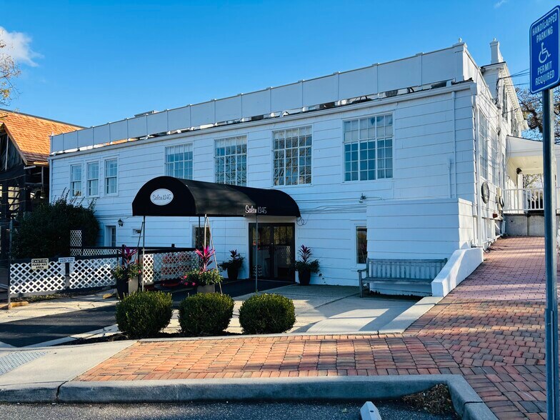 1345 Old Northern Blvd, Roslyn, NY à vendre - Photo de l’immeuble – Image 2 sur 25