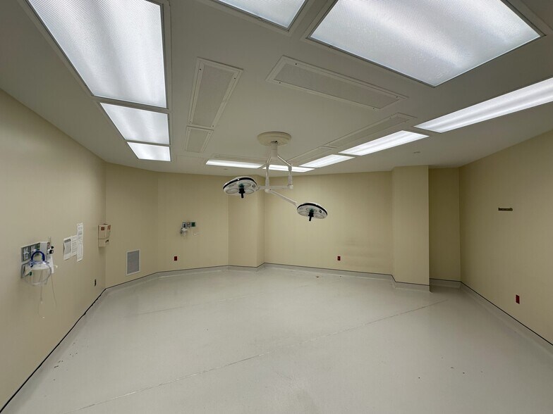 1553 Chester Pike, Crum Lynne, PA à louer - Photo de l’immeuble – Image 2 sur 3