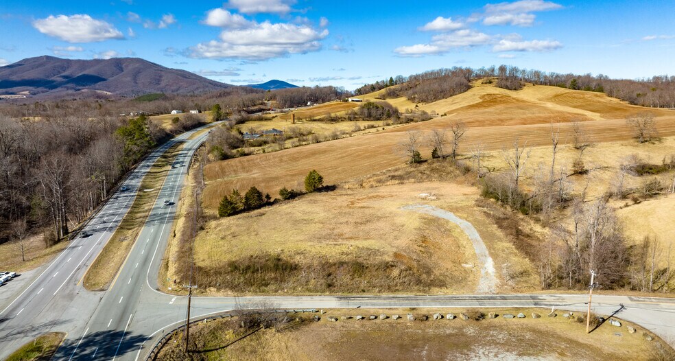 & Taylors Road 691, Boones Mill, VA à vendre - Photo de l’immeuble – Image 2 sur 2