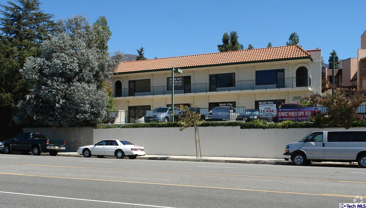 2505 Foothill Blvd, La Crescenta, CA à louer Photo de l’immeuble– Image 1 sur 9