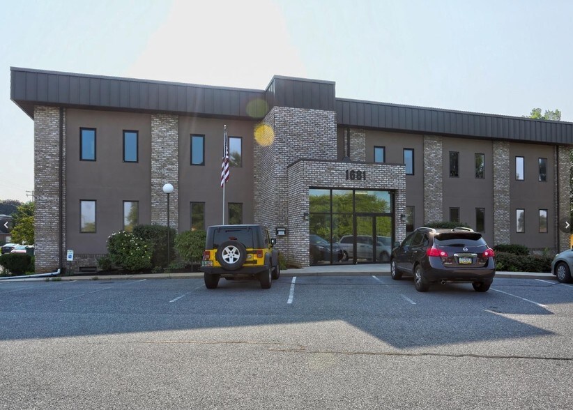 1681 Crown Ave, Lancaster, PA à louer - Photo principale – Image 1 sur 43