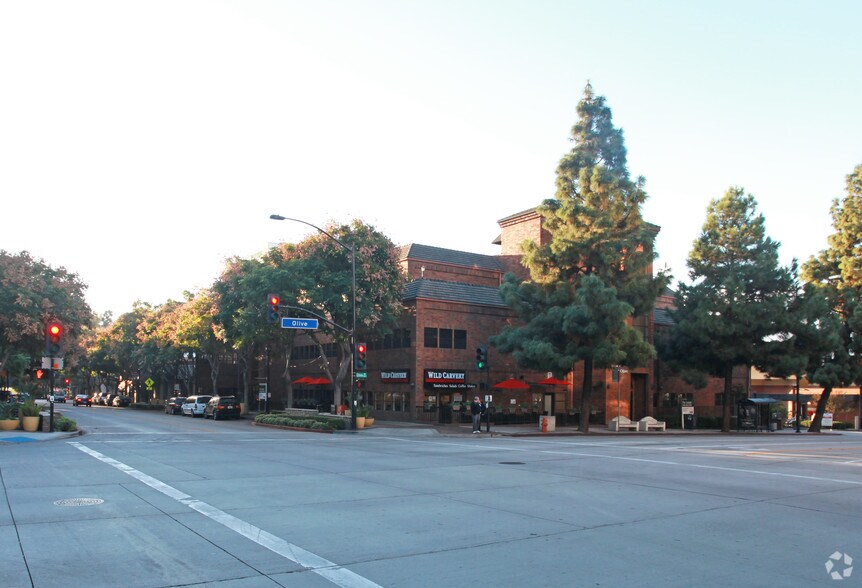 150 E Olive Ave, Burbank, CA à louer - Photo de l’immeuble – Image 3 sur 20
