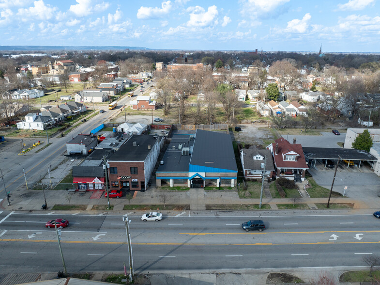 2523 W Broadway, Louisville, KY à louer - Photo de l’immeuble – Image 1 sur 18