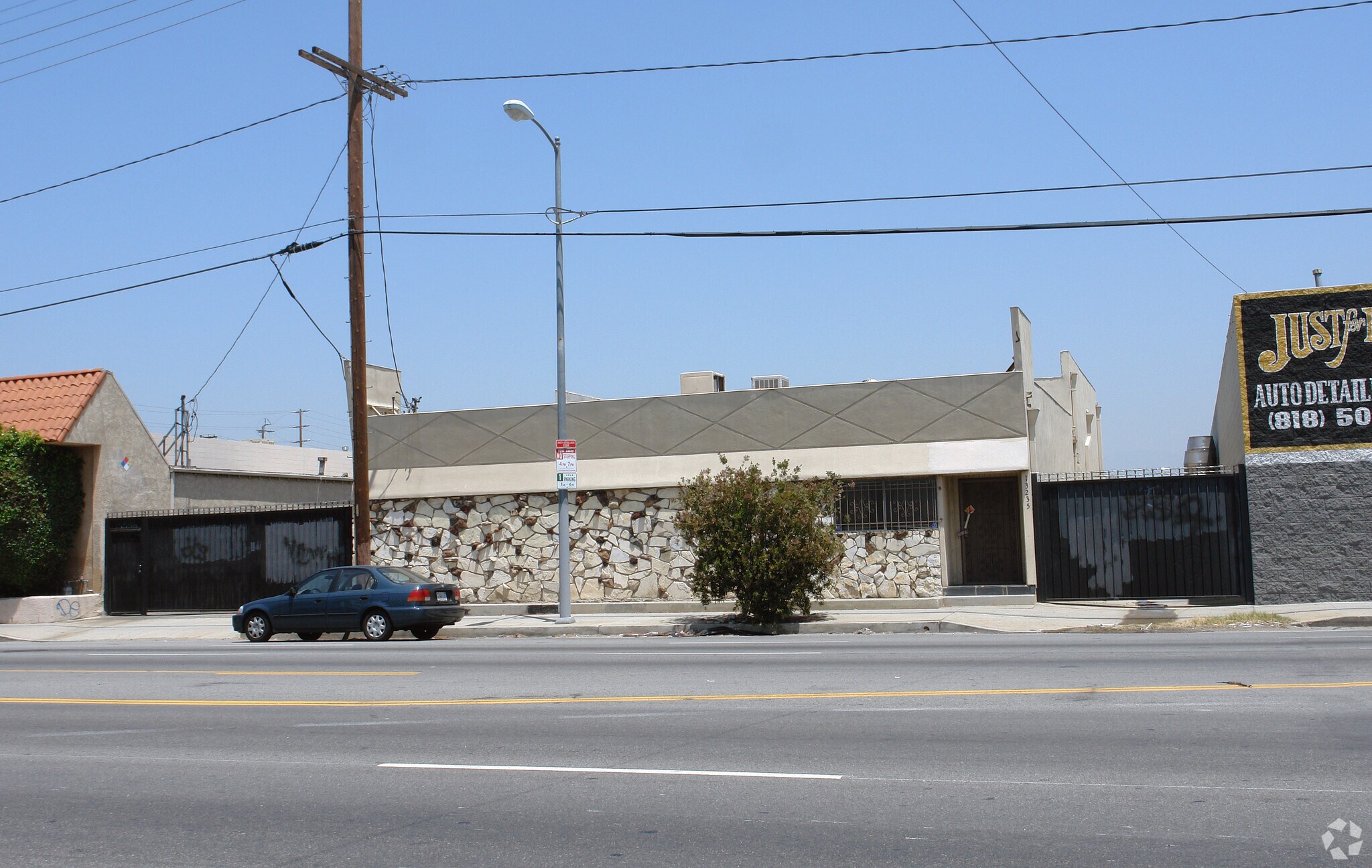13235 Sherman Way, North Hollywood, CA à louer Photo de l’immeuble– Image 1 sur 6