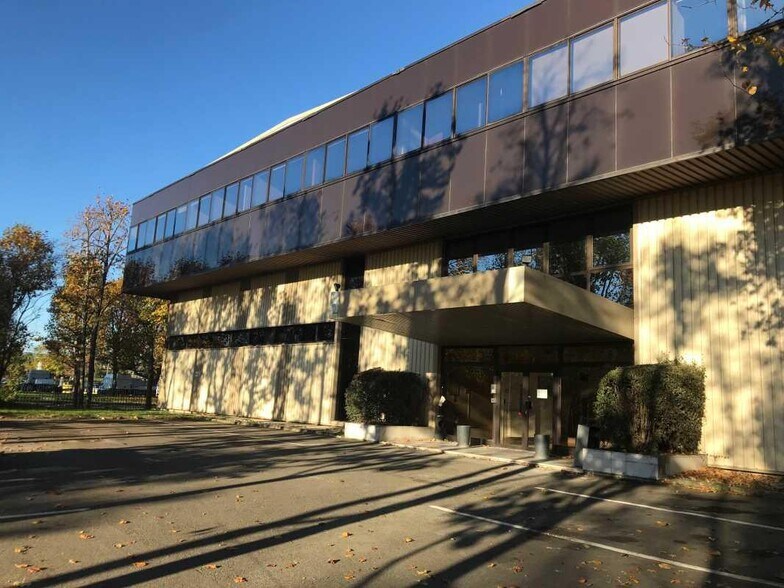 16 Rue Albert Einstein, Trappes à louer - Photo de l’immeuble – Image 1 sur 8