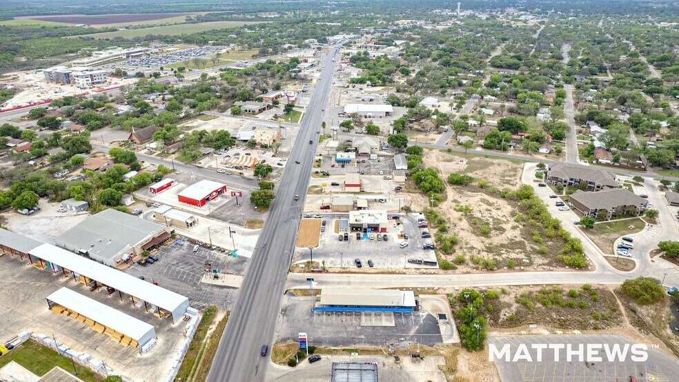 2226 E Main St, Uvalde, TX à vendre - Photo de l’immeuble – Image 2 sur 4