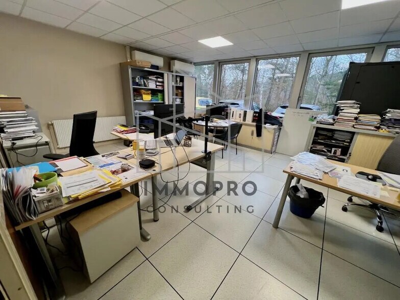 Local d’activités dans Évreux à louer - Photo de l’immeuble – Image 3 sur 6