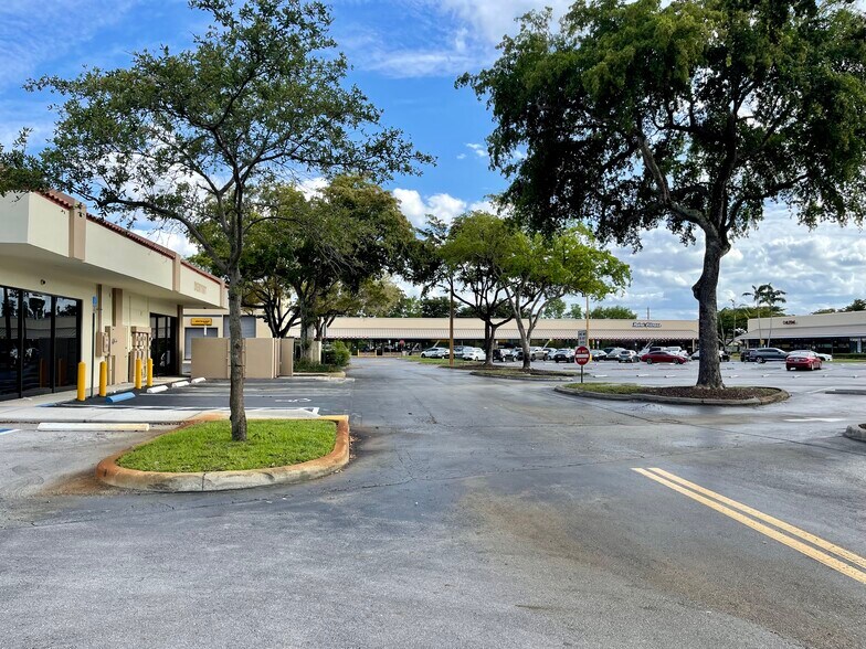 8201 Pine Island, Tamarac, FL à louer - Photo de l’immeuble – Image 2 sur 19