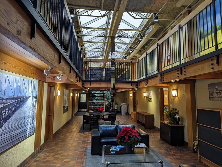 208 Evans Ave, Toronto, ON à louer - Photo de l’immeuble – Image 1 sur 8