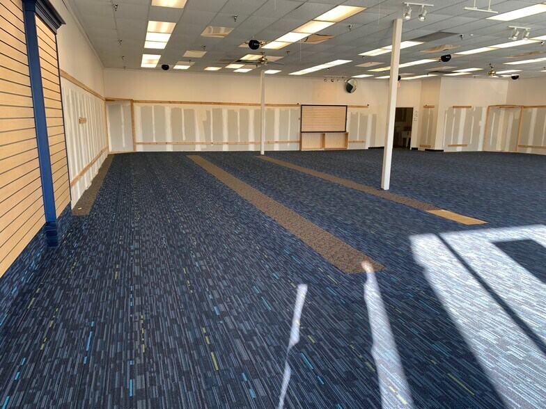 250 Highlands Square Dr, Hendersonville, NC à louer - Photo intérieure – Image 3 sur 9