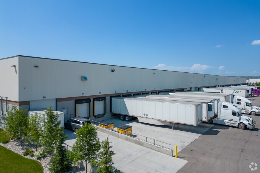 250 Aero Link NE, Calgary, AB à louer - Photo de l’immeuble – Image 2 sur 5