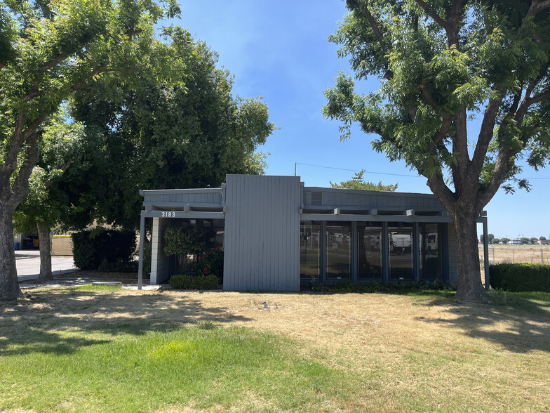 3183 S Parkway Dr, Fresno, CA à louer - Photo de l’immeuble – Image 1 sur 1