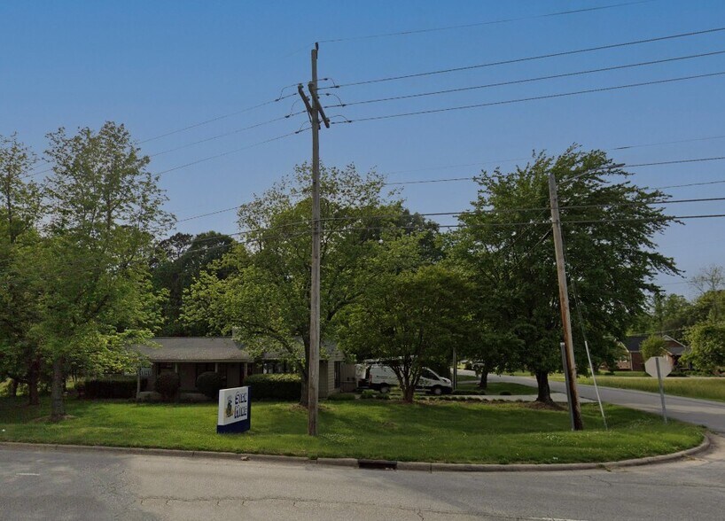 2211 Eastchester Dr, High Point, NC à vendre - Photo de l’immeuble – Image 2 sur 9