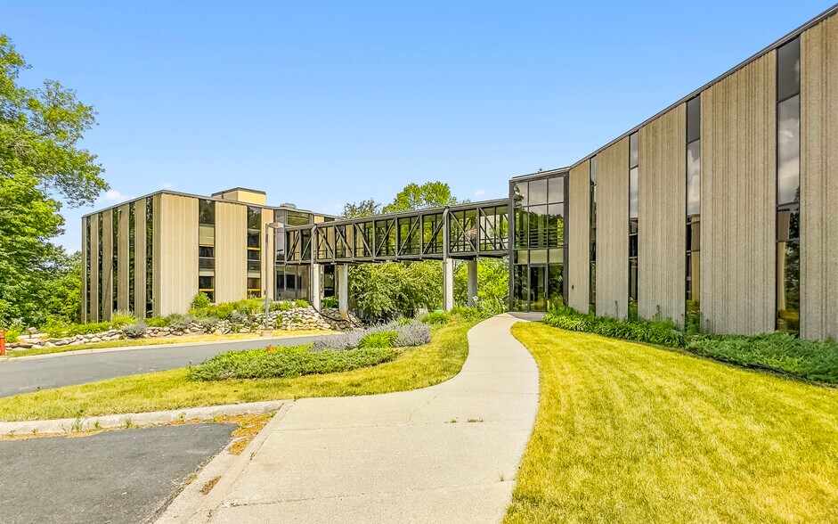 1800 Pioneer Creek Ctr, Maple Plain, MN à louer - Photo principale – Image 1 sur 45