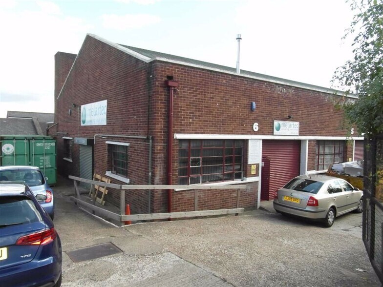 Lenthall Rd, Loughton à louer - Photo de l’immeuble – Image 1 sur 5