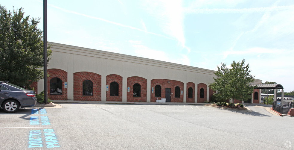1906 Lendew St, Greensboro, NC à louer - Photo de l’immeuble – Image 1 sur 6