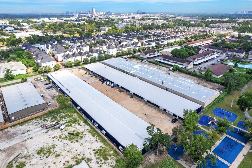 1771 Upland Dr, Houston, TX à louer - Photo de l’immeuble – Image 1 sur 36