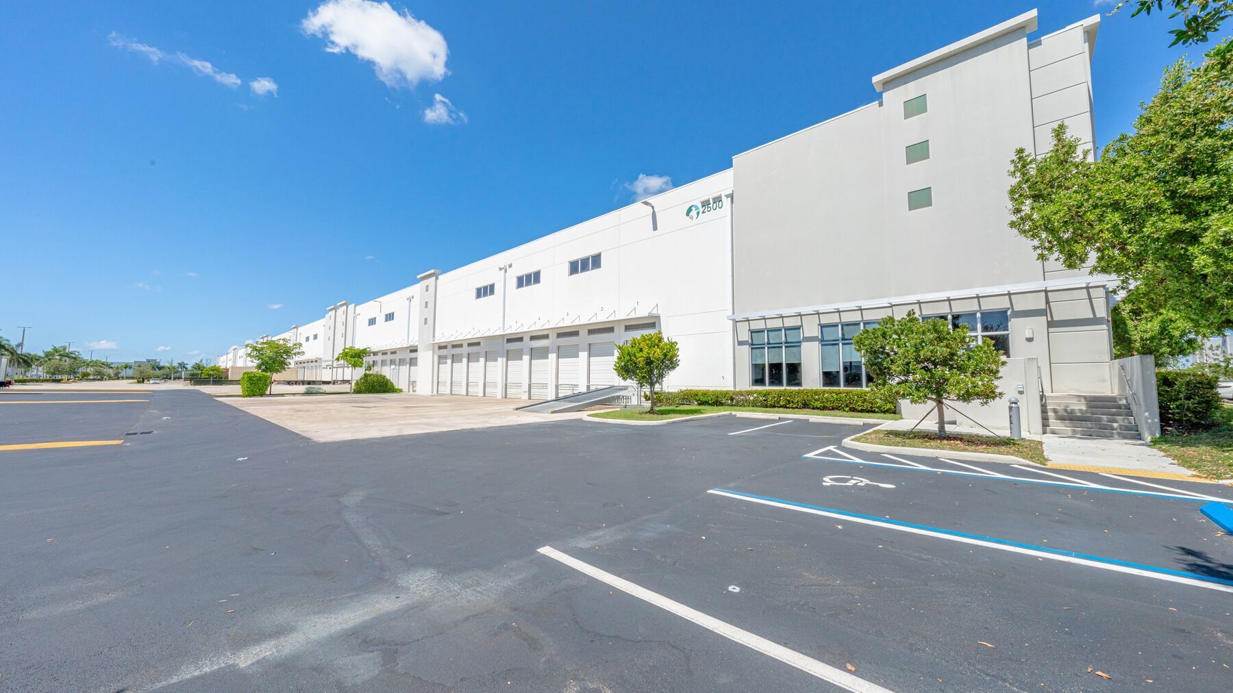 2500 Commerce Center Way, Pembroke Park, FL à louer Photo principale– Image 1 sur 12