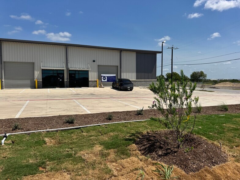 5865 Houston St, San Antonio, TX à louer - Photo de l’immeuble – Image 3 sur 11