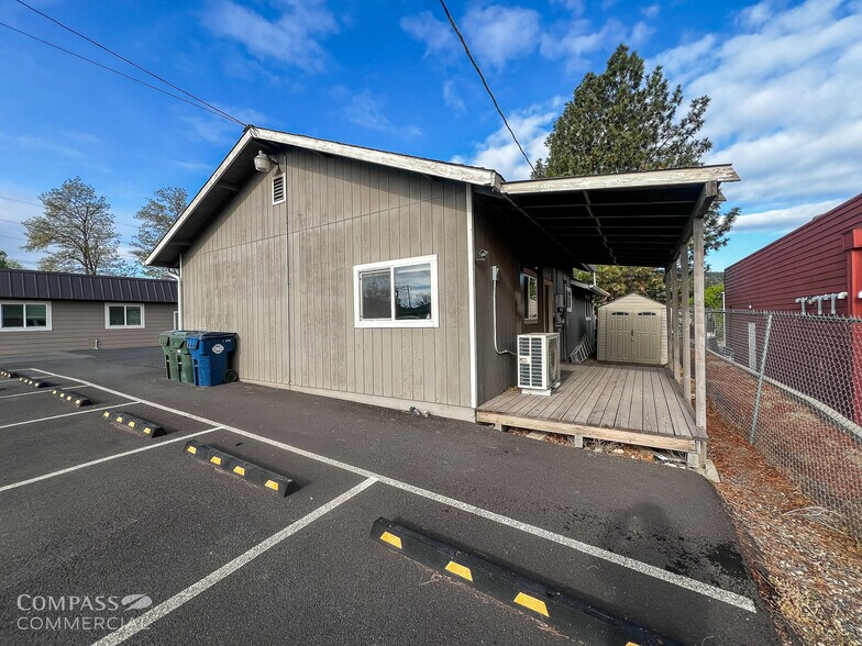 2538 NE Division St, Bend, OR à louer - Photo de l’immeuble – Image 3 sur 12