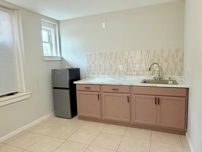 1009 W Main St, Norristown, PA à louer - Photo de l’immeuble – Image 3 sur 9