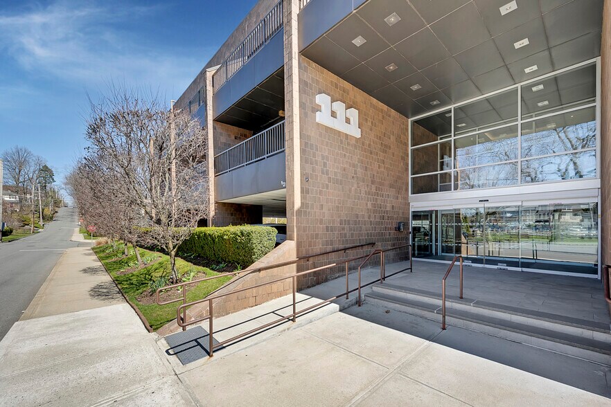 111 Brook St, Scarsdale, NY à louer - Photo principale – Image 1 sur 31