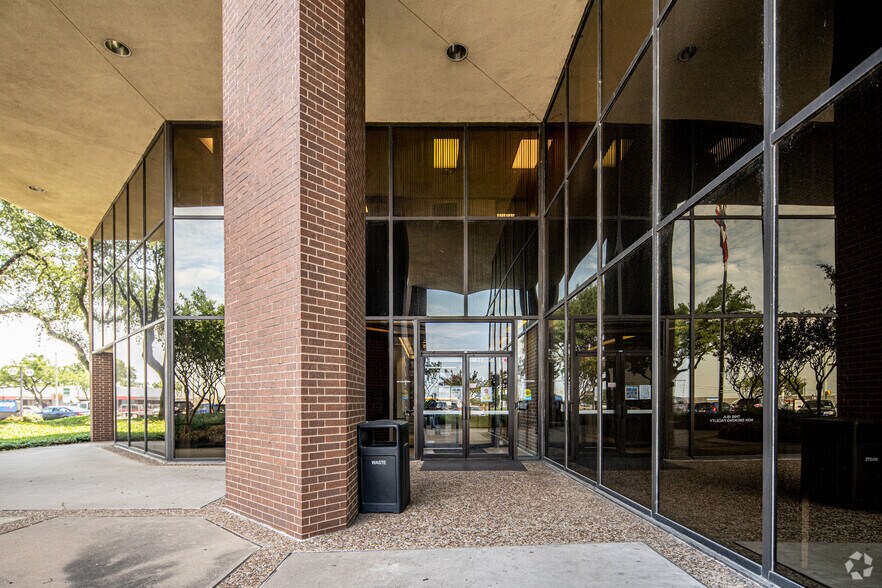 2080 N State Highway 360, Grand Prairie, TX à louer - Photo de l’immeuble – Image 3 sur 13