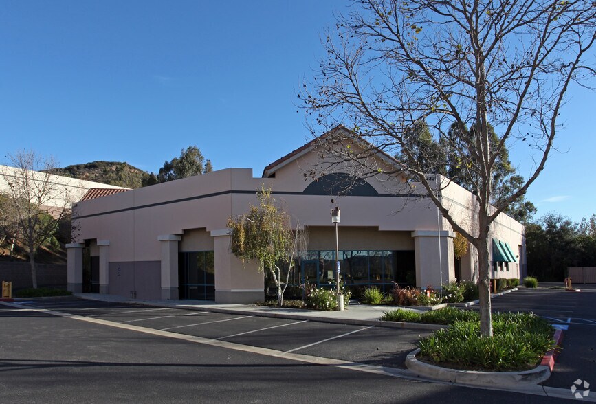 3241 Grande Vista Dr, Newbury Park, CA à vendre - Photo de l’immeuble – Image 2 sur 4