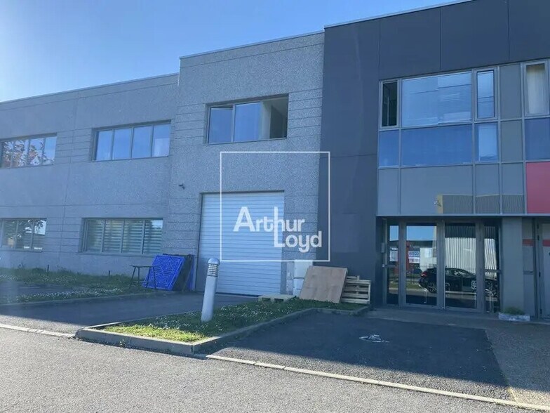 Local d'activités dans Lieusaint à vendre - Photo de l’immeuble – Image 1 sur 8